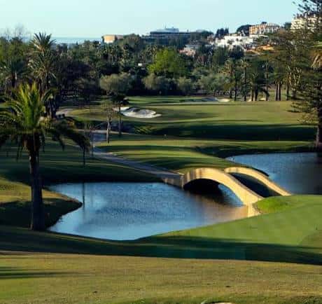 Puente de piedra sobre un lago en el campo de golf