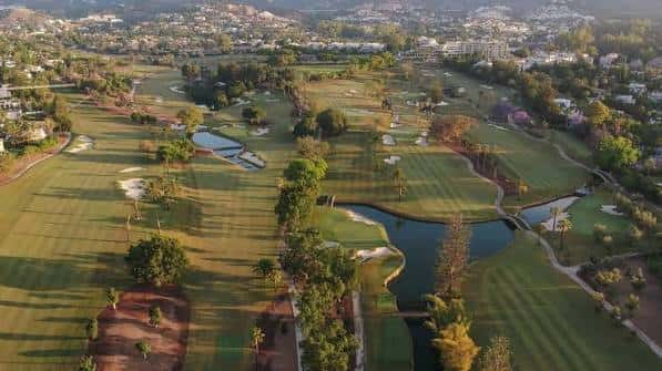 Vista panorámica del campo de golf al atardecer