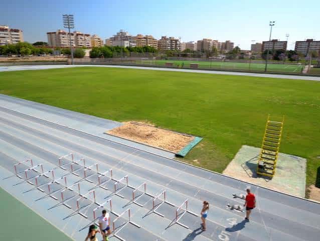 Vista panorámica del estadio mostrando la pista de atletismo y el campo central