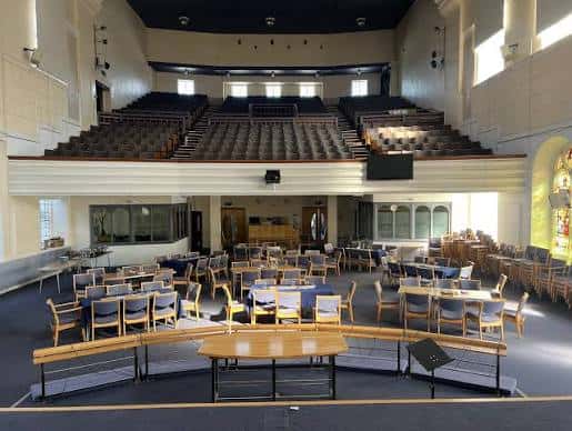 Interior del auditorio del Plymouth Methodist Central Hall con butacas dispuestas para evento