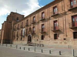 Fachada principal del edificio con balcones y detalles arquitectónicos