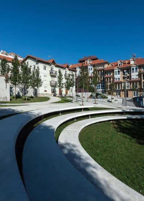 Área verde y bancos curvos en la Plaza de Tetuán, Santander
