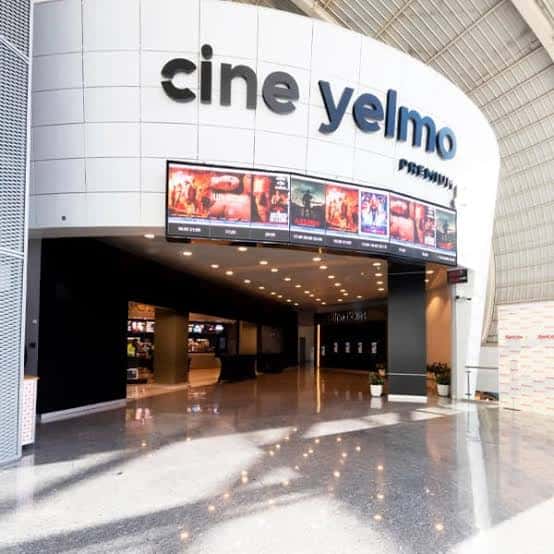 Entrada principal del cine Yelmo Premium con cartelera de películas