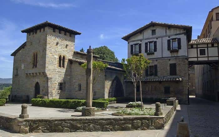 Plaza del Rincón del Caballo Blanco con arquitectura histórica