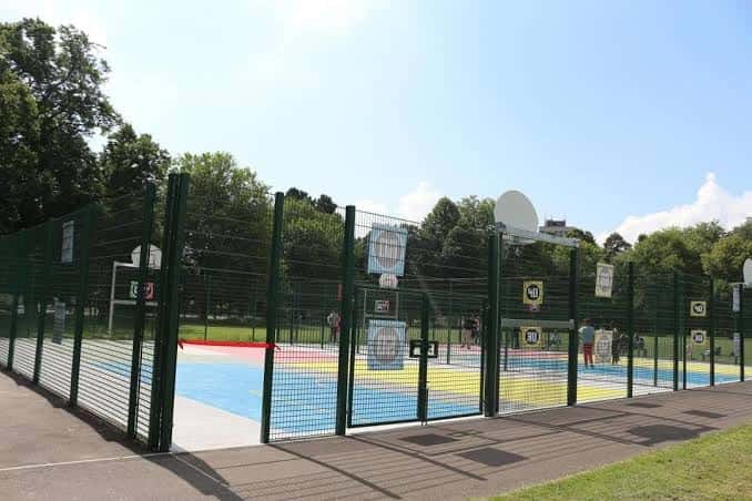 Pista de baloncesto al aire libre en Hoglands Park, Southampton