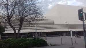 Vista exterior del Auditorio de la Diputación de Alicante con su distintiva fachada de líneas horizontales