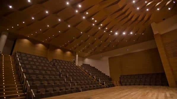 Detalle del techo con paneles de madera y luces empotradas en la Sala Sinfónica