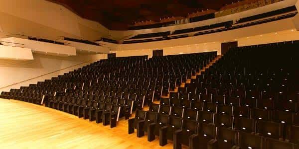 Vista de las butacas vacías en la Sala Sinfónica, mostrando la disposición en abanico hacia el escenario