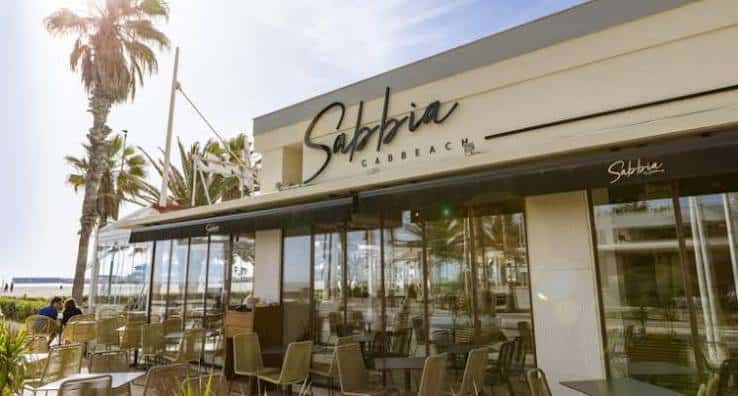 Fachada exterior del Restaurante Sabbia con terraza junto a la playa