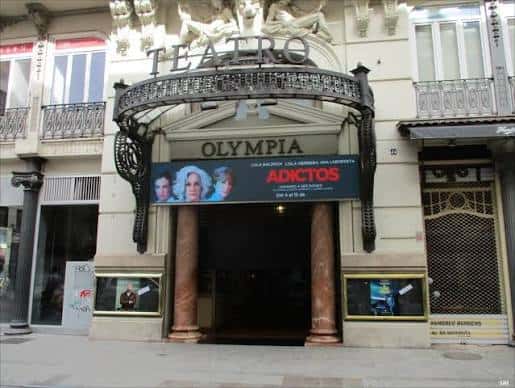 Fachada principal del Teatro Olympia con letrero de cartelera
