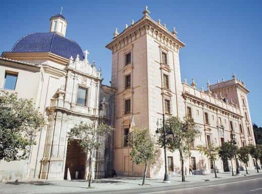 Vista exterior del Museo de Bellas Artes de Valencia con su característica cúpula azul y fachada clásica