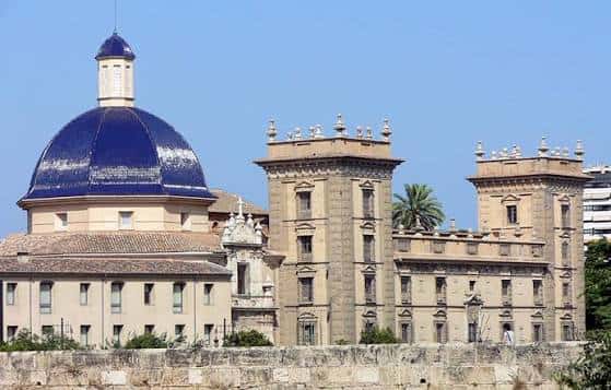 Fachada del museo destacando la cúpula azul y las torres laterales bajo un cielo despejado