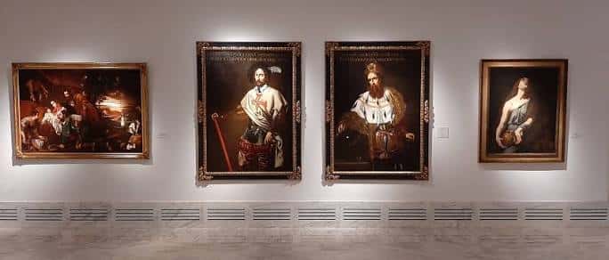 Galería de retratos barrocos con cuadros de gran formato enmarcados en oro