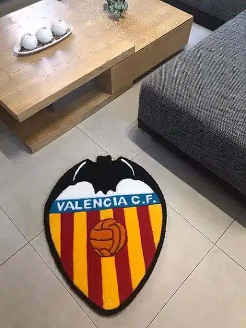 Alfombra personalizada con el escudo del Valencia C.F. en un salón moderno