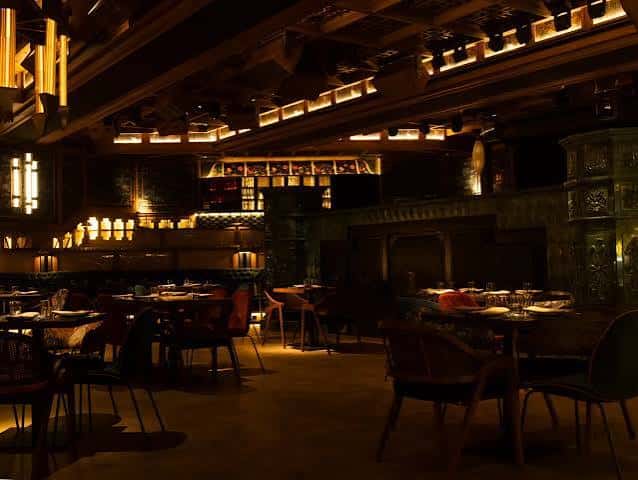 Interior del restaurante Alegal con mesas dispuestas y decoración elegante
