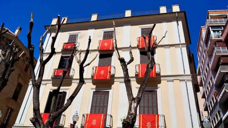 Fachada principal del Museo Ramón Gaya con balcones decorados en rojo