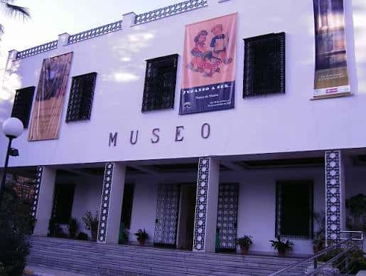 Fachada principal del Museo de Huelva con carteles de exposiciones