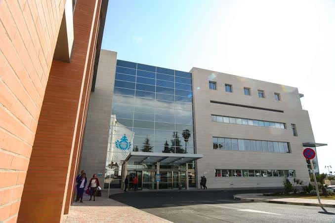 Fachada moderna del hospital con entrada principal y cristaleras