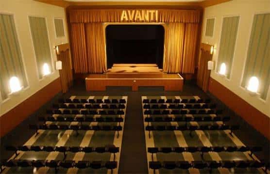 Vista general del interior del Teatro Avanti con escenario y butacas