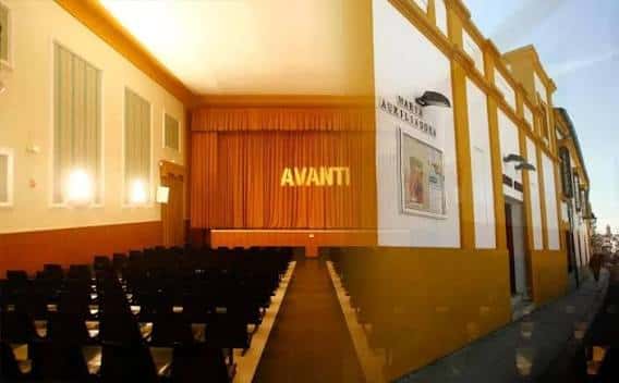 Interior del teatro con cartel de 'AVANTI' y fachada exterior visible