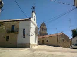 Vista de la plaza principal de Rollán con el reloj y la iglesia al fondo