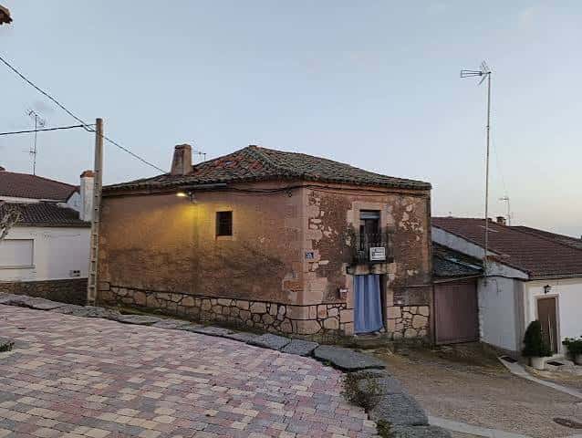Fachada de una casa tradicional de piedra en las calles de Rollán