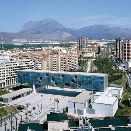 Vista aérea del Ayuntamiento de Benidorm con el monte y la ciudad al fondo