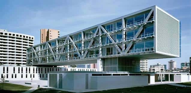 Fachada moderna del edificio con estructura metálica y cristalera