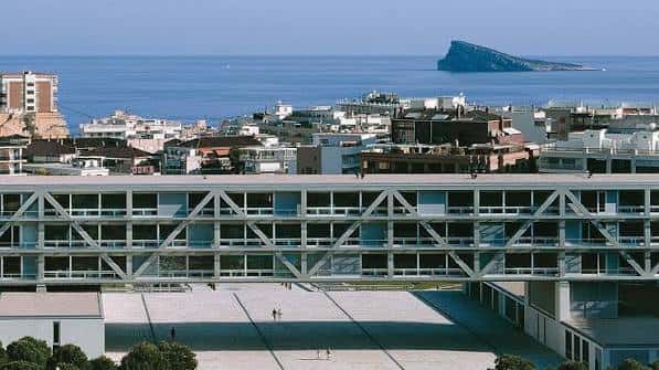 Plaza frontal del ayuntamiento con vista al mar y la isla de Benidorm