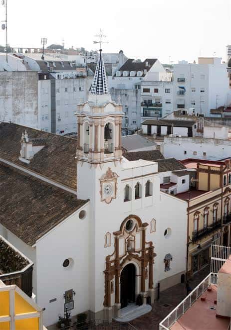 Vista aérea de la iglesia destacando su torre y campanario
