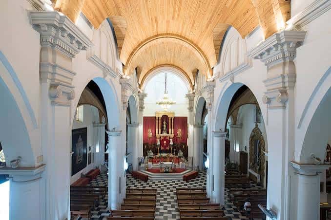 Interior de la iglesia mostrando la nave central y el altar mayor