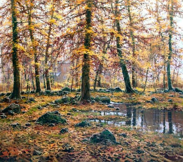 Paisaje otoñal con árboles de hojas amarillas y un pequeño estanque reflejando el entorno