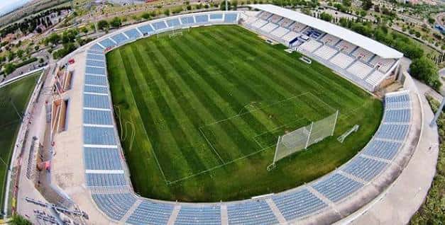 Vista aérea del estadio mostrando la cancha verde y las tribunas circundantes