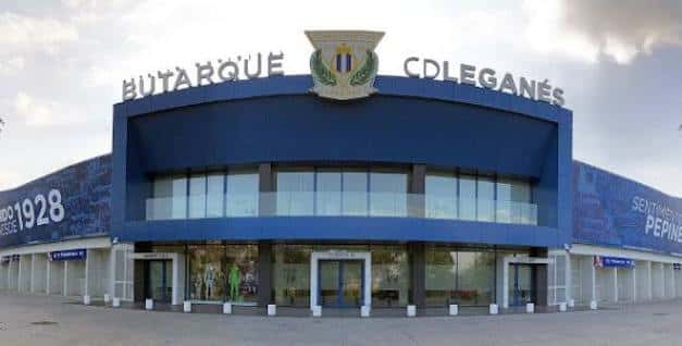Fachada principal del estadio con escudo del CD Leganés y letrero 'Butarque'