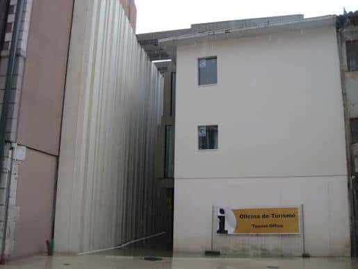 Fachada exterior del CITUR con señalización de oficina de turismo