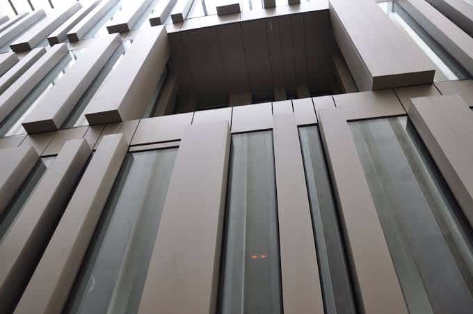 Detalle arquitectónico de la fachada modular del CITUR