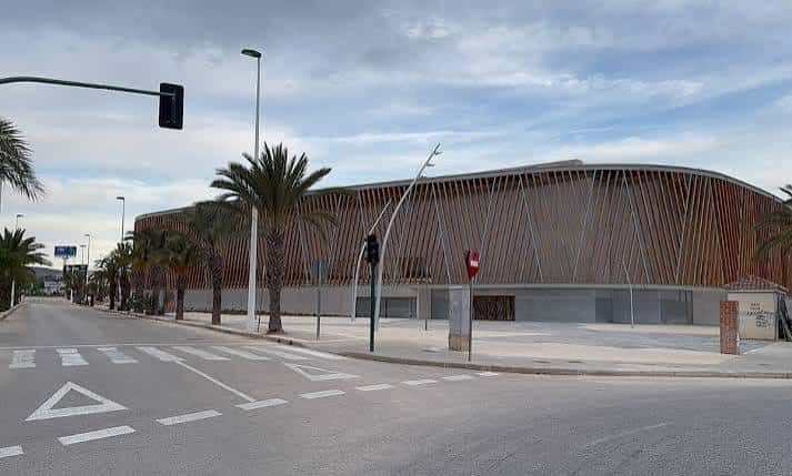 Vista exterior del Pabellón Sara Marín y María Díez con su distintiva fachada de listones de madera