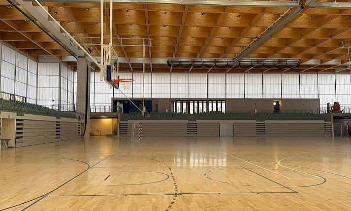 Vista de la cancha de baloncesto desde la perspectiva del aro