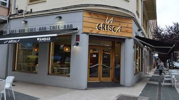 Fachada exterior de La Gresca en Vitoria, mostrando la entrada principal y el letrero de madera