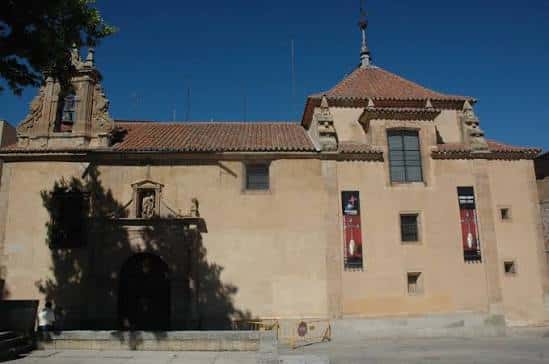 Vista exterior de la Iglesia de la Vera Cruz en Salamanca bajo un cielo azul despejado