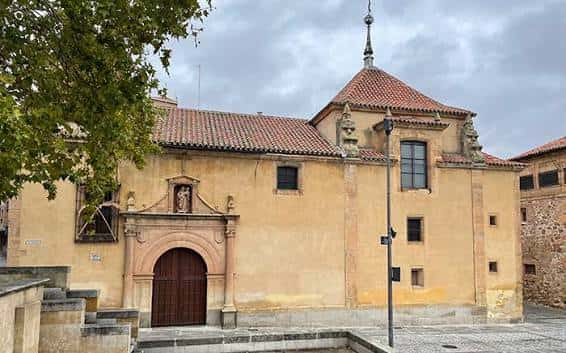Fachada lateral de la Iglesia de la Vera Cruz con cielo nublado