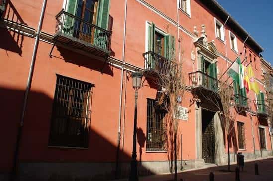 Fachada exterior del Palacio de los Condes de Gabia con banderas