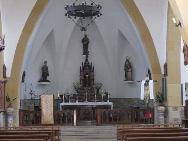 Interior del altar de la Iglesia de Santo Tomás de Granda con estatuas y decoración religiosa