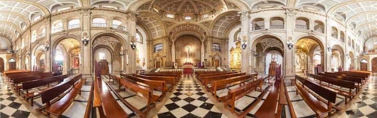 Vista panorámica del interior de la Basílica de Santa María, mostrando su nave central, altares y bóvedas decoradas