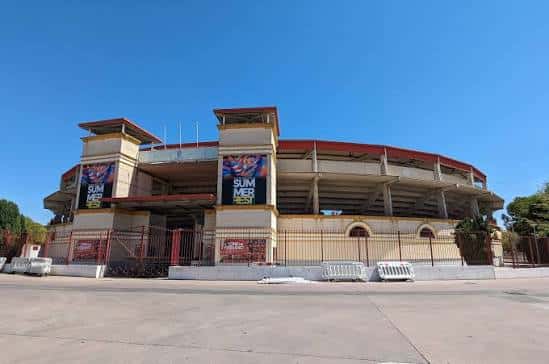 Vista exterior de la Plaza de Toros de Torrejón de Ardoz con carteles de Summer Fest