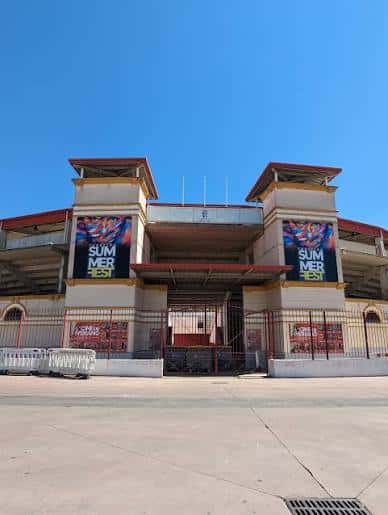 Entrada principal de la plaza de toros con carteles de Summer Fest