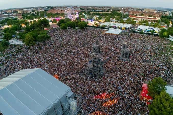 Vista aérea del recinto ferial durante un evento masivo con escenario y carpas