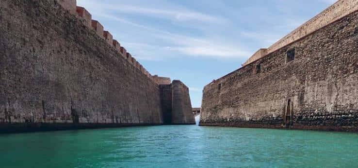 Vista desde el agua del foso entre las imponentes murallas de Ceuta