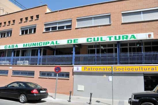 Fachada principal de la Casa Municipal de Cultura con letrero verde