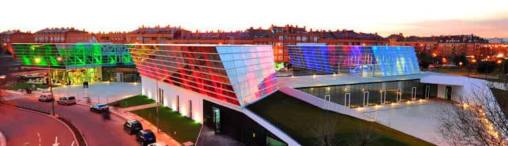 Vista panorámica nocturna del Centro Cultural El Parque con iluminación de colores